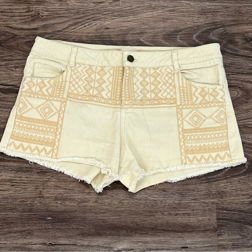 Altar'd State Beige‎ Tribal Print Raw Hem Shorts Large Excellent Condition